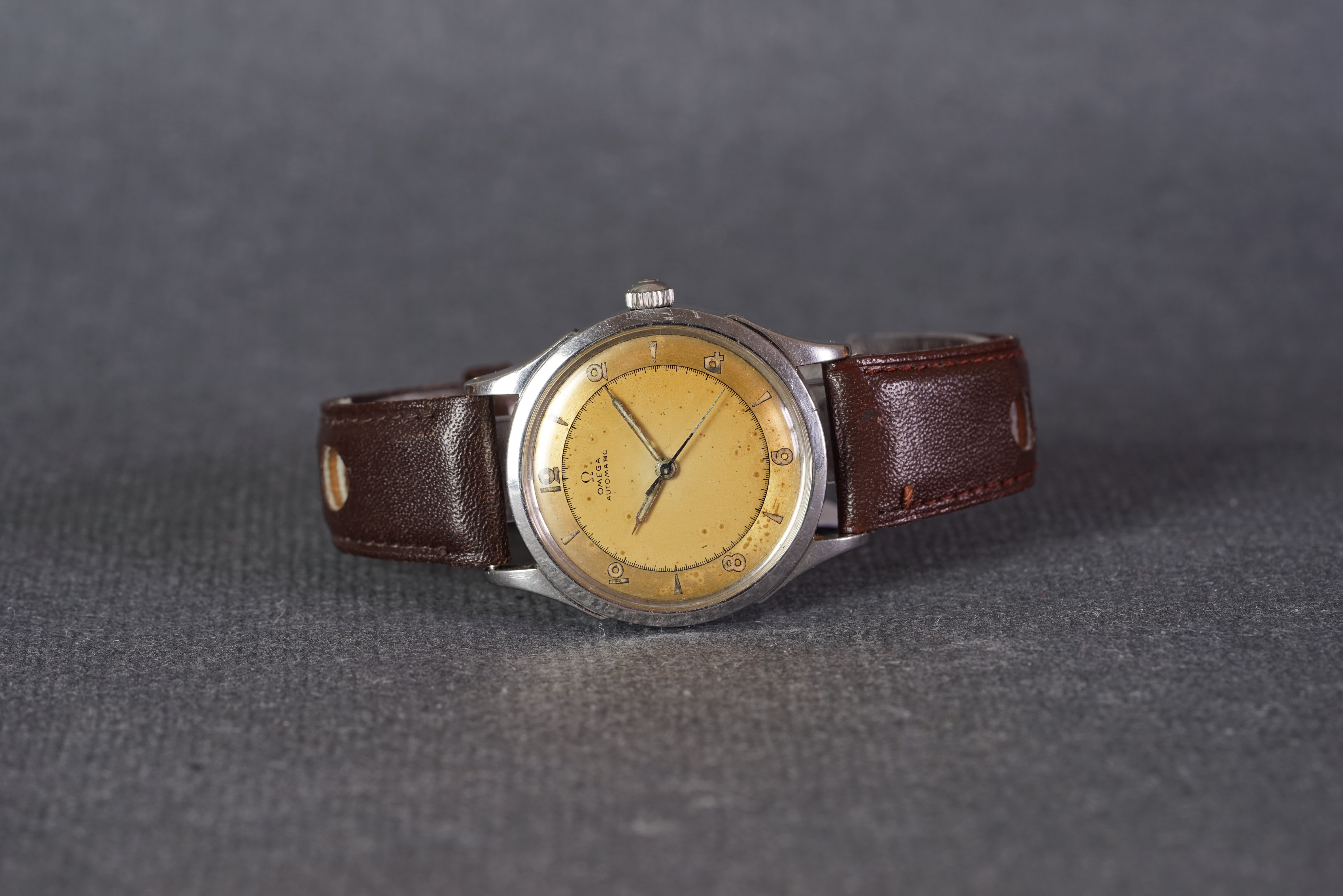 GENTLEMENS OMEGA AUTOMATIC BUMPER WRISTWATCH CIRCA 1949 - 1950, circular two tone patina dial with