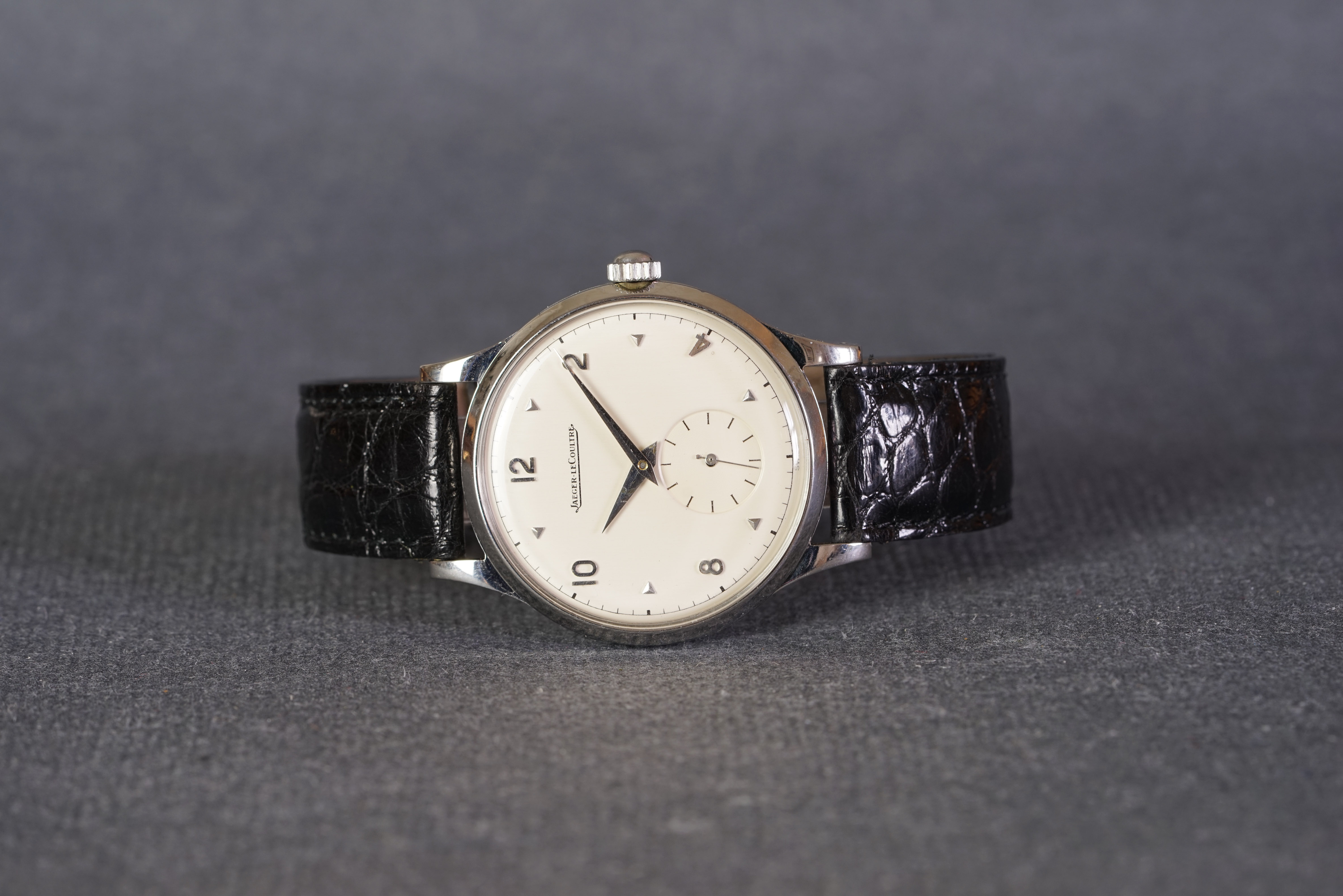 GENTLEMENS JAEGER LE COULTRE OVERSIZE WRISTWATCH, circular off white dial with applied silver