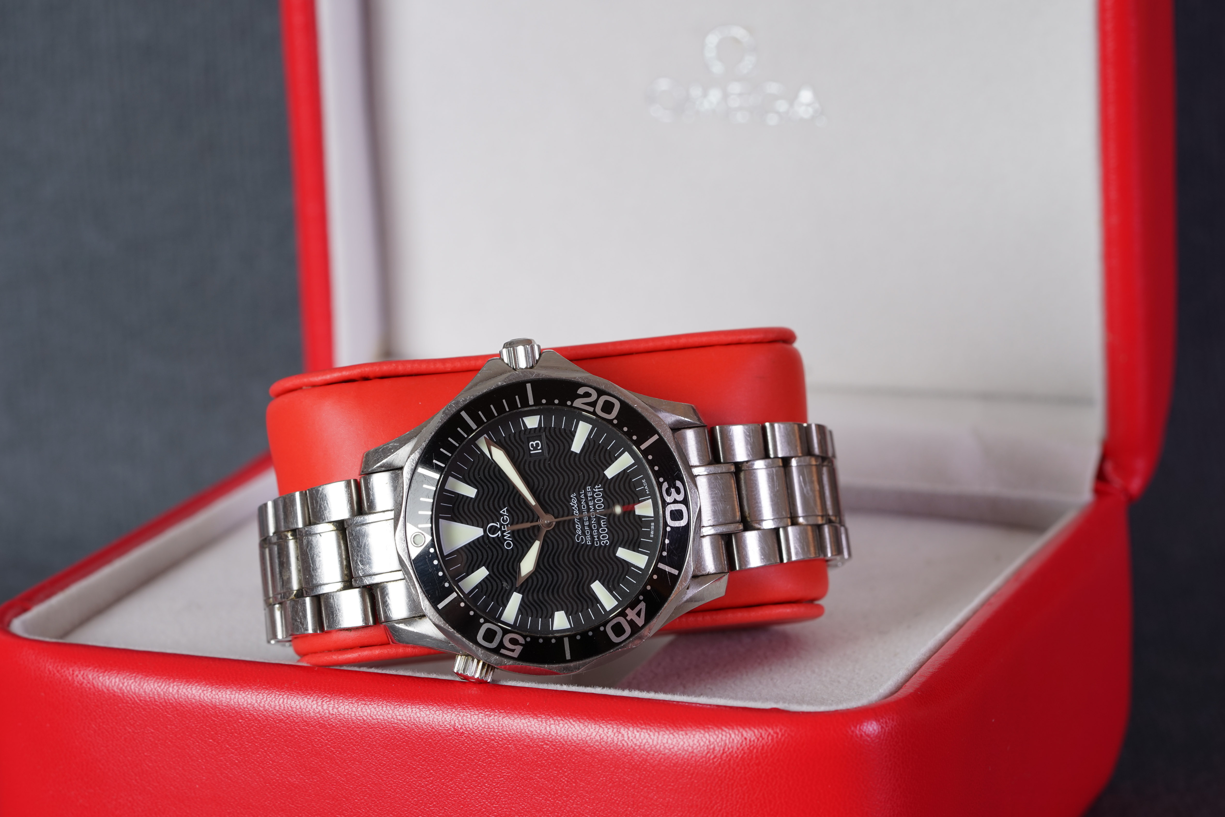 GENTLEMENS OMEGA SEAMASTER PROFESSIONAL CHRONOMETER DATE JAMES BOND WRISTWATCH W/ BOX & BOOKLET,