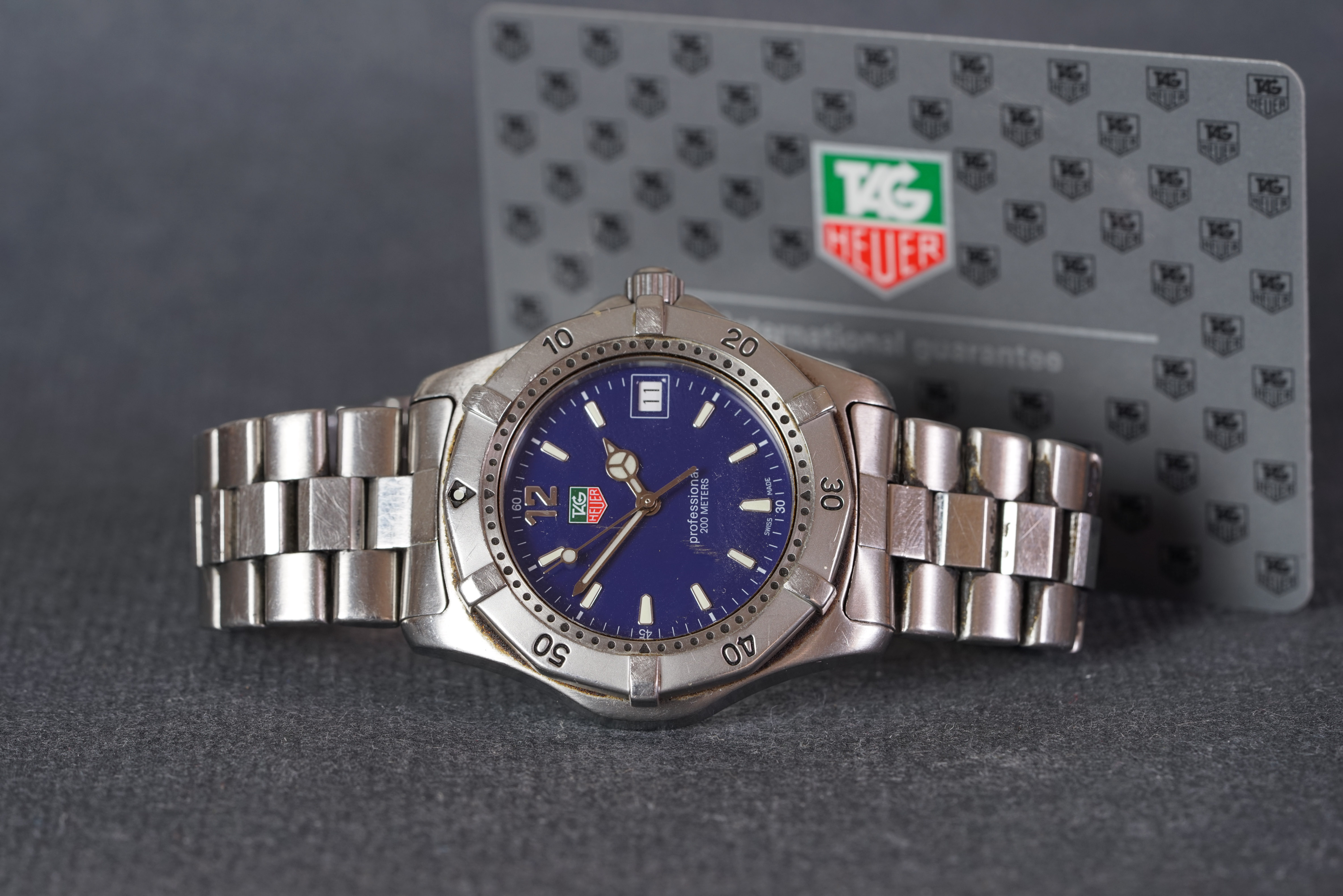 GENTLEMENS TAG HEUER DATE WRISTWATCH W/ GUARANTEE CARD, circular blue dial with luminous hour