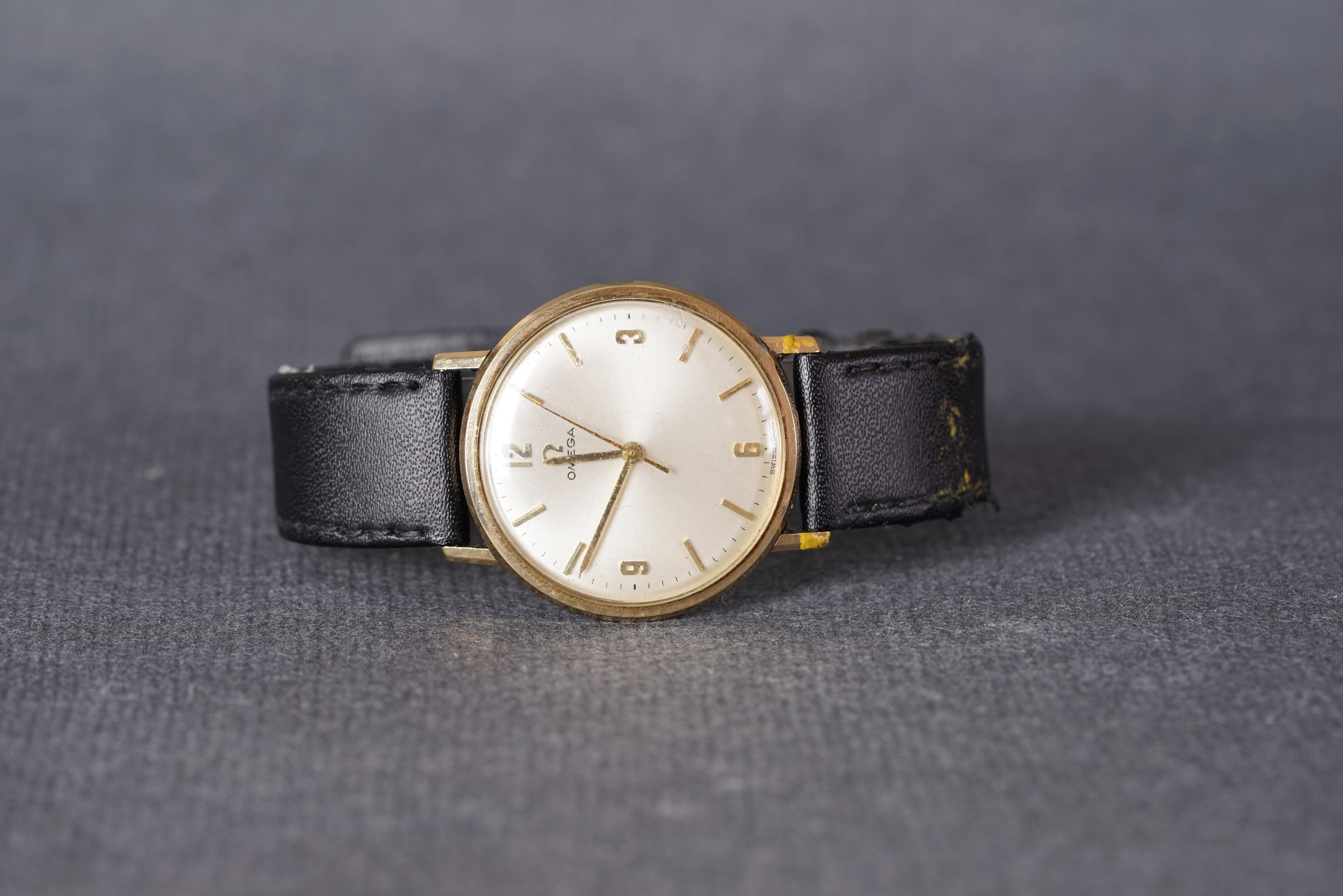 GENTLEMENS OMEGA GOLD WRISTWATCH, circular silver dial with applied baton and roman numeral hour