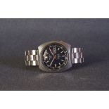 GENTLEMENS SEIKO 5 SPORTS DAY DATE WRISTWATCH, circular black dial with hour markers and hands,