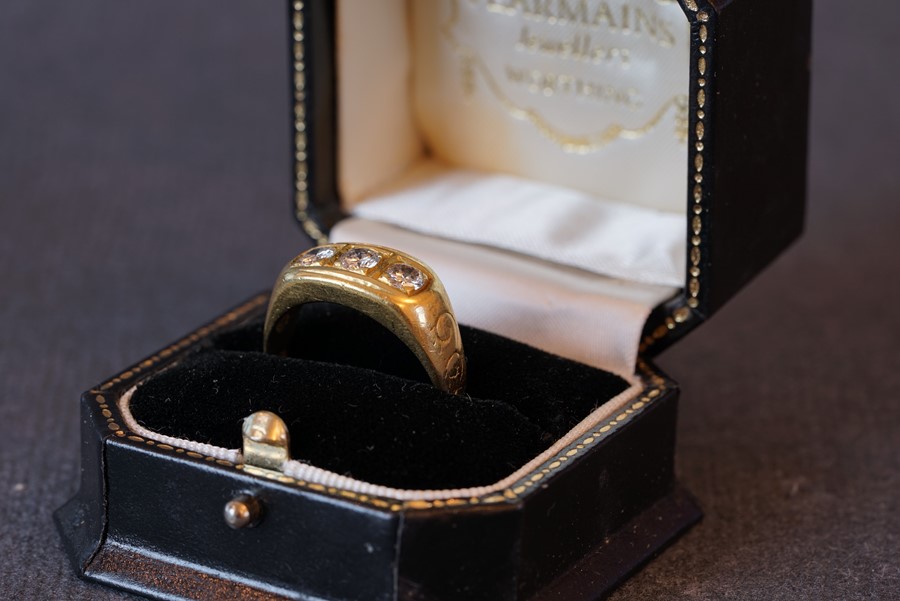 18CT GOLD THREE STONE DIAMOND RING W/ BOX, an 18ct gold ring set with three diamonds, the ring comes - Image 2 of 3