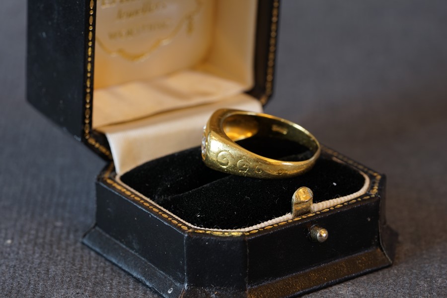 18CT GOLD THREE STONE DIAMOND RING W/ BOX, an 18ct gold ring set with three diamonds, the ring comes - Image 3 of 3