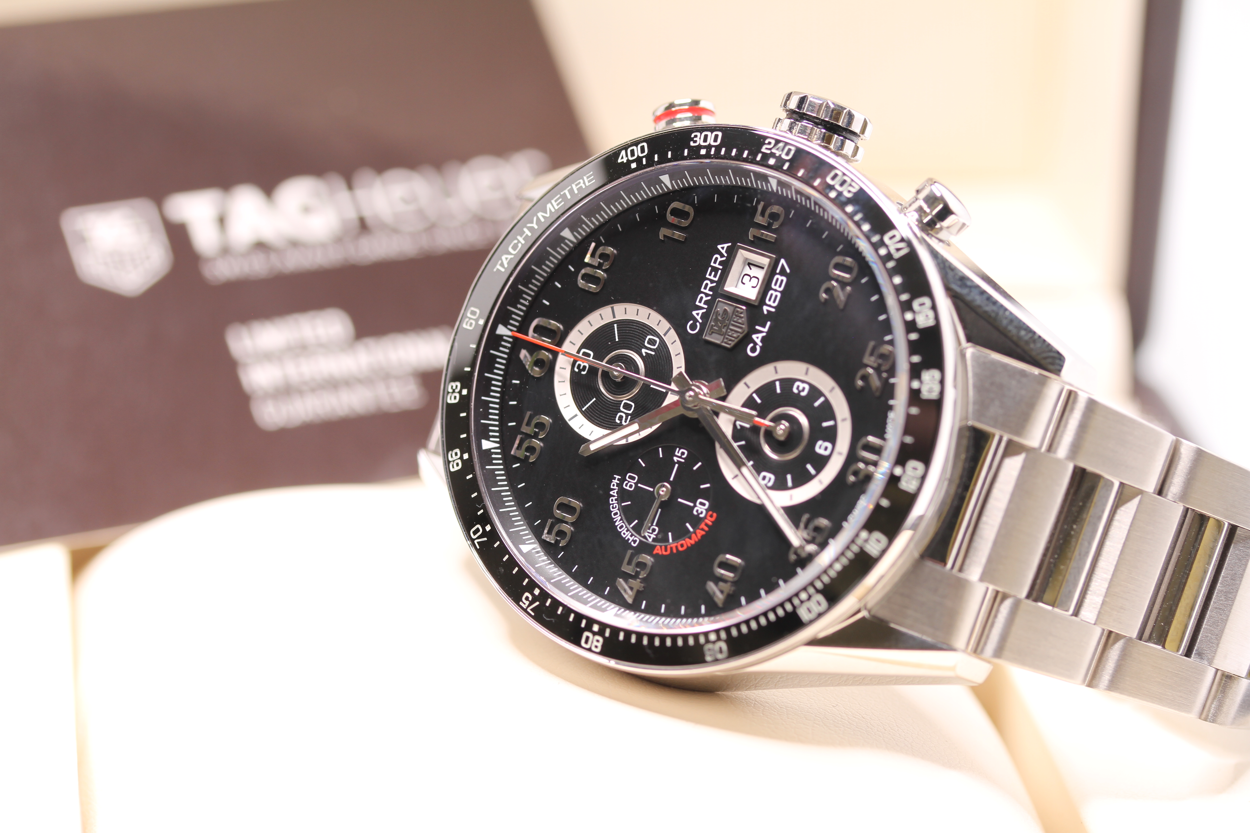 GENTLEMENS TAG HEUER CARRERA 1887 REF CAR2A10-3, circular black dial with arabic numbers, date at