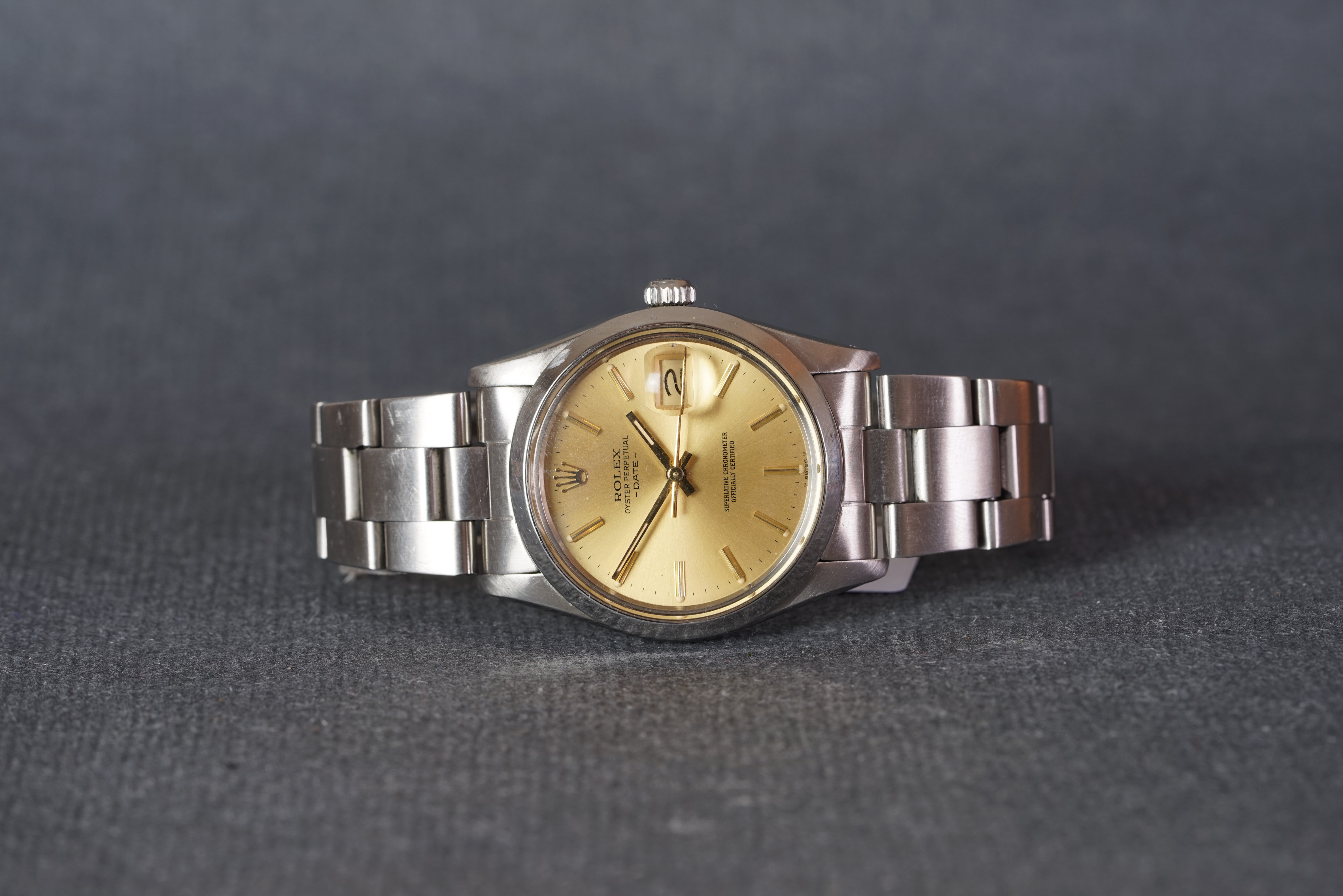 GENTLEMENS ROLEX OYSTER PERPETUAL DATE WRISTWATCH, circular champagne dial with baton hour markers