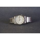 GENTLEMENS SEIKO 5 AUTOMATIC DAY DATE WRISTWATCH, circular white dial with baton hour markers and