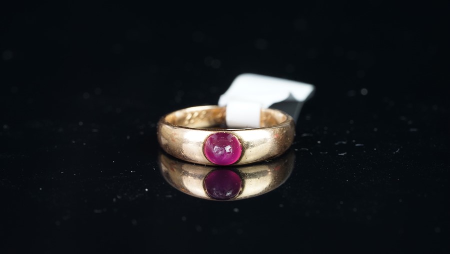 Victorian cabochon ruby dress ring, single cabochon cut ruby, approximately 5.3 x 4.7 x 4.2mm, set - Image 2 of 5