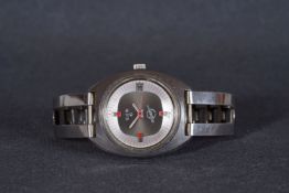 GENTLEMENS ELGIN SWISSONIC DATE WRISTWATCH, circular grey dial with red accents, hour markers and