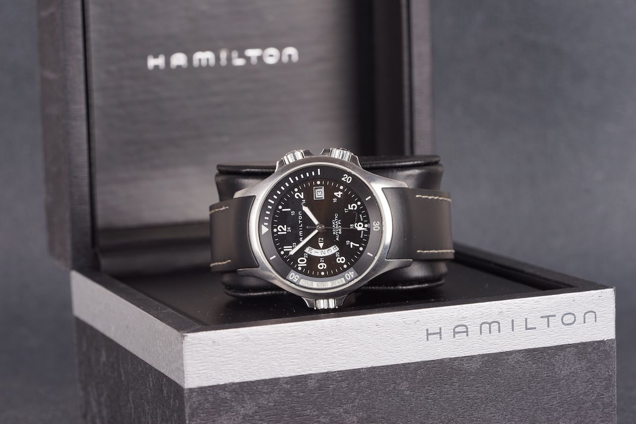 GENTLEMENS HAMILTON KHAKI AUTOMATIC GMT WRISTWATCH W/ BOX, circular black dial with cream arabic