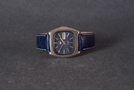 GENTLEMENS SEIKO 5 'BABY MONACO' DAY DATE WRISTWATCH CIRCA 1974, rounded blue dial with hour markers