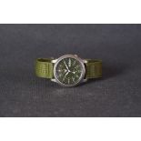 GENTLEMENS SEIKO 5 AUTOMATIC DAY DATE WRISTWATCH, circular green dial with arabic numeral hour