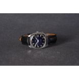 GENTLEMENS OSCO S DATE WRISTWATCH, circular blue two tone dial with block hour markers and hands,