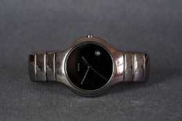 GENTLEMENS RADO DIASTAR DATE WRISTWATCH, circular black dial with a date window and hands, 40mm