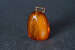 BALTIC AMBER & 14CT GOLD BALE PENDANT, a large baltic amber pendant with 14ct gold, 52x34mm