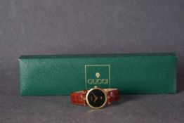 GENTLEMENS GUCCI QUARTZ WRISTWATCH W/ BOX, circular black dial with gold hands, 30mm gold plated