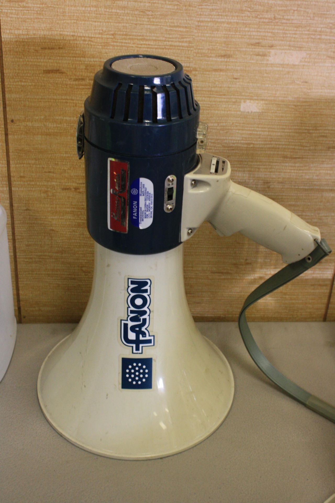 Fanon MV165 megaphone - Image 2 of 2