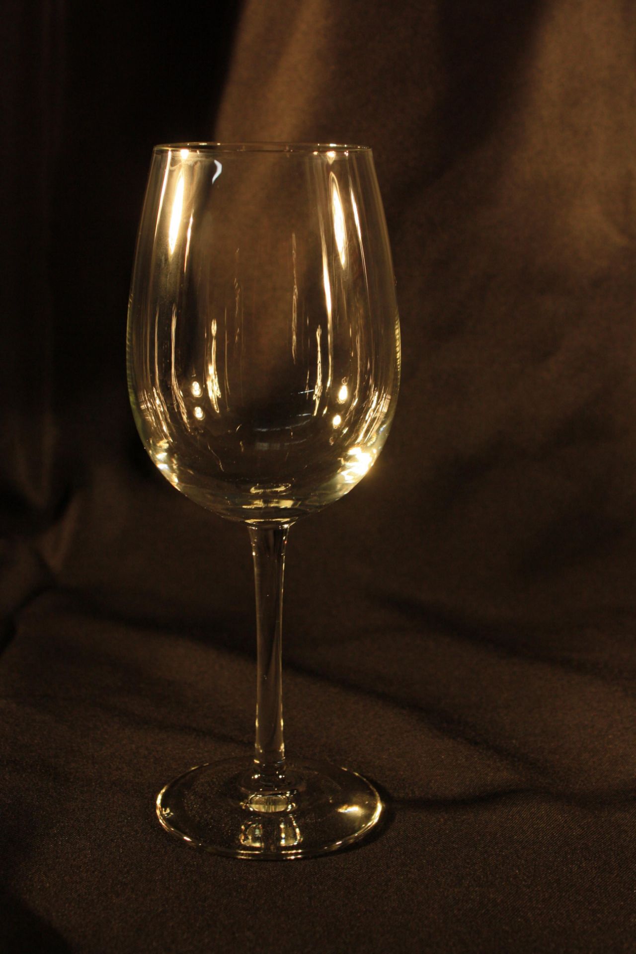 Lot of 366 Wine Glasses, 12.5 oz.