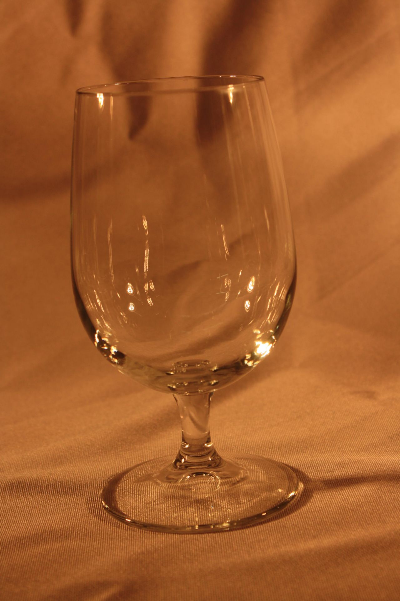 Lot of 174 Wine Glasses, short stem, 18 oz.