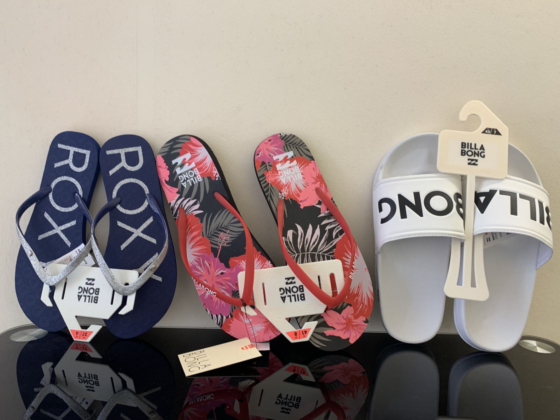 9 X BRAND NEW ROXY & BILLABONG SLIDERS / FLIP FLOPS IN VARIOUS STYLES AND SIZES RRP £180.00