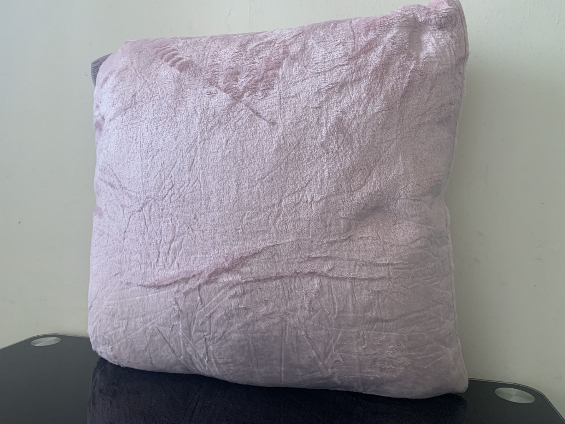 16 X PINK COLOURED CUSHIONS IN 2 BOXES