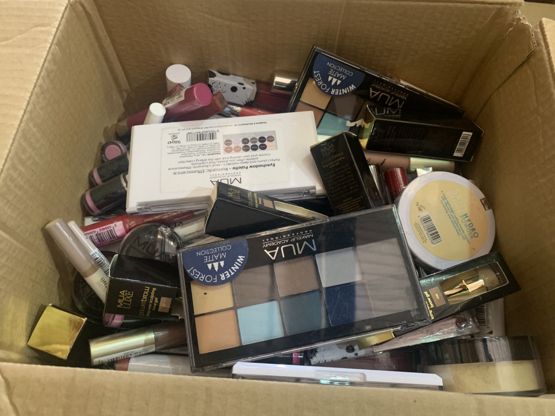 COSMETIC LOT CONTAINING APPROX 200 VARIOUS PIECES OF MAKE - UP IN 1 BOX