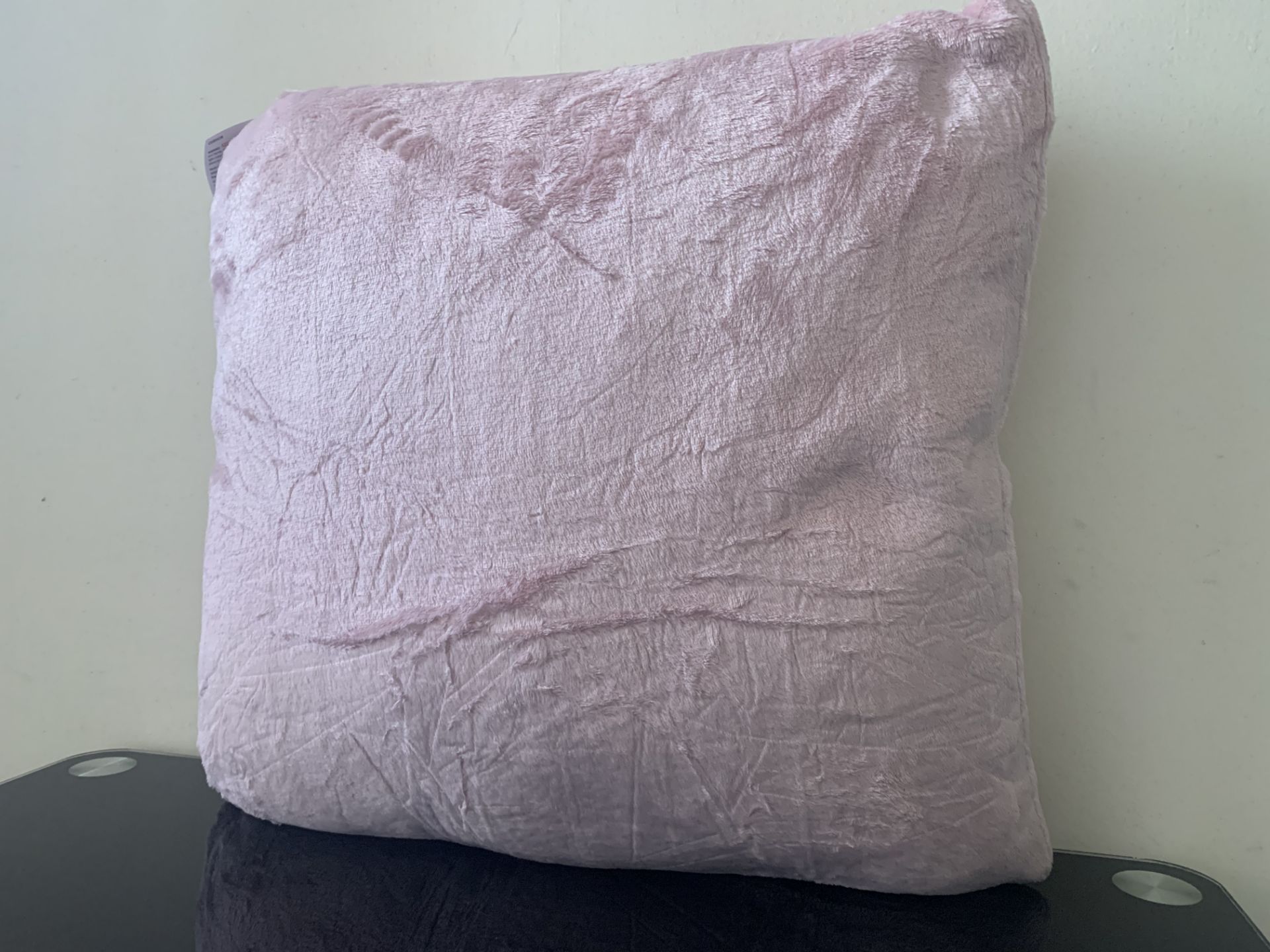 16 X PINK COLOURED CUSHIONS IN 2 BOXES - Image 2 of 2