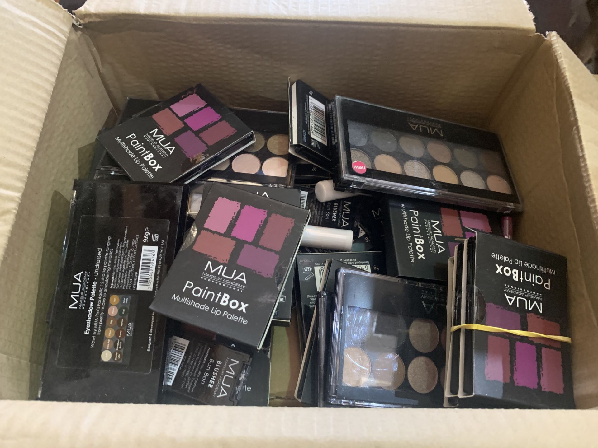 COSMETIC LOT CONTAINING APPROX 200 VARIOUS PIECES OF MAKE - UP IN 1 BOX