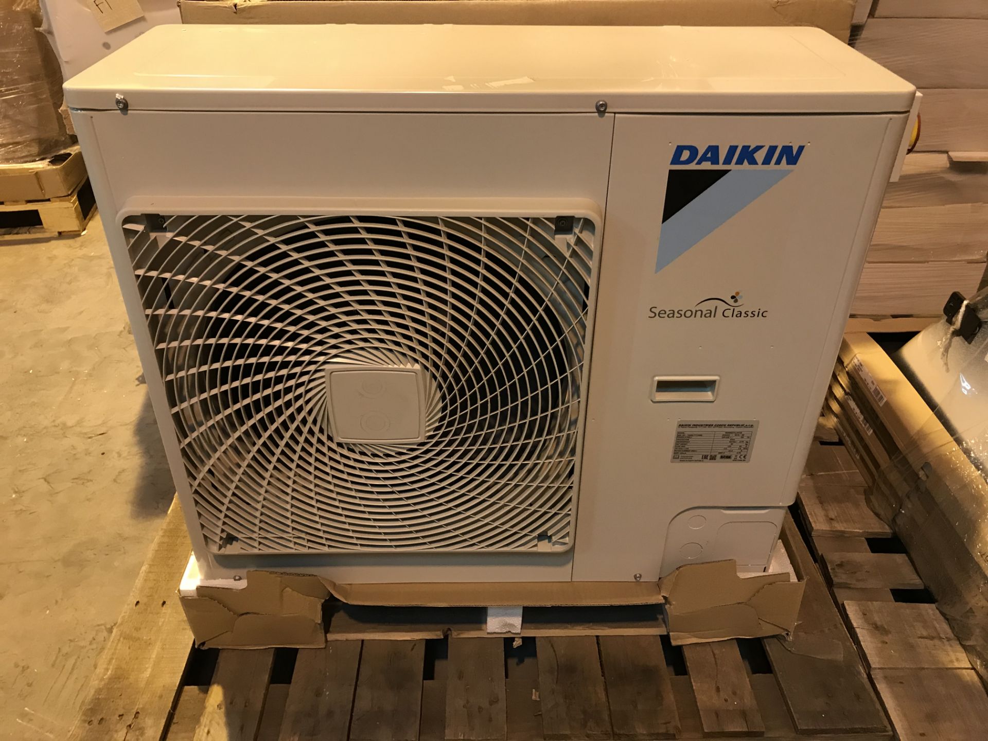 DAIKINSEASONAL CLASSIC AIR CONDITIONER UNIT, MODEL RZQSG71L3V1B ( PLEASE NOTE PICK UP FOR THESE