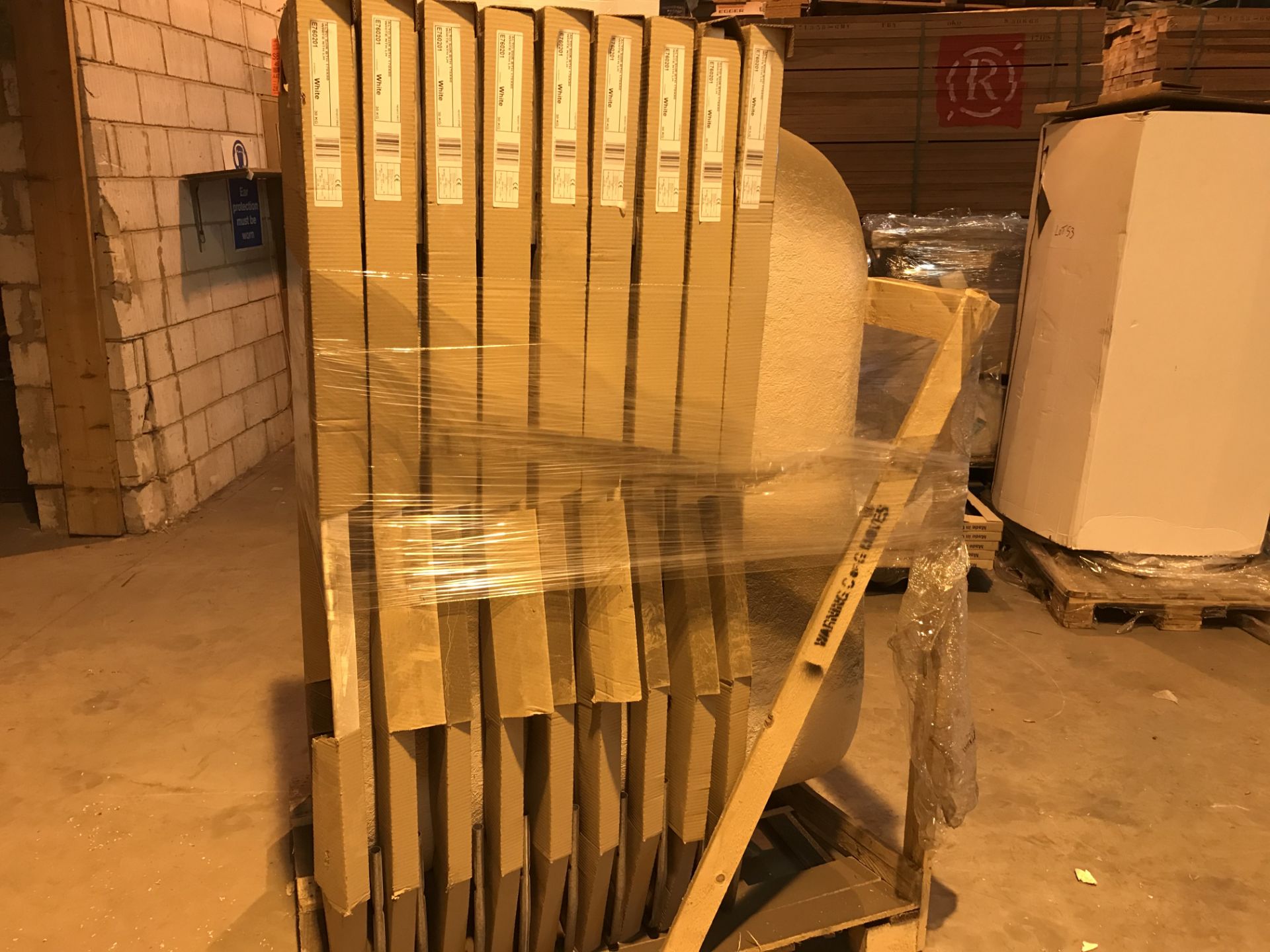 PALLET CONTAINING 9 X ALTO BATHS SIZE 170 X 80 AND A AVONMORE RADIATOR ( PLEASE NOTE PICK UP FOR