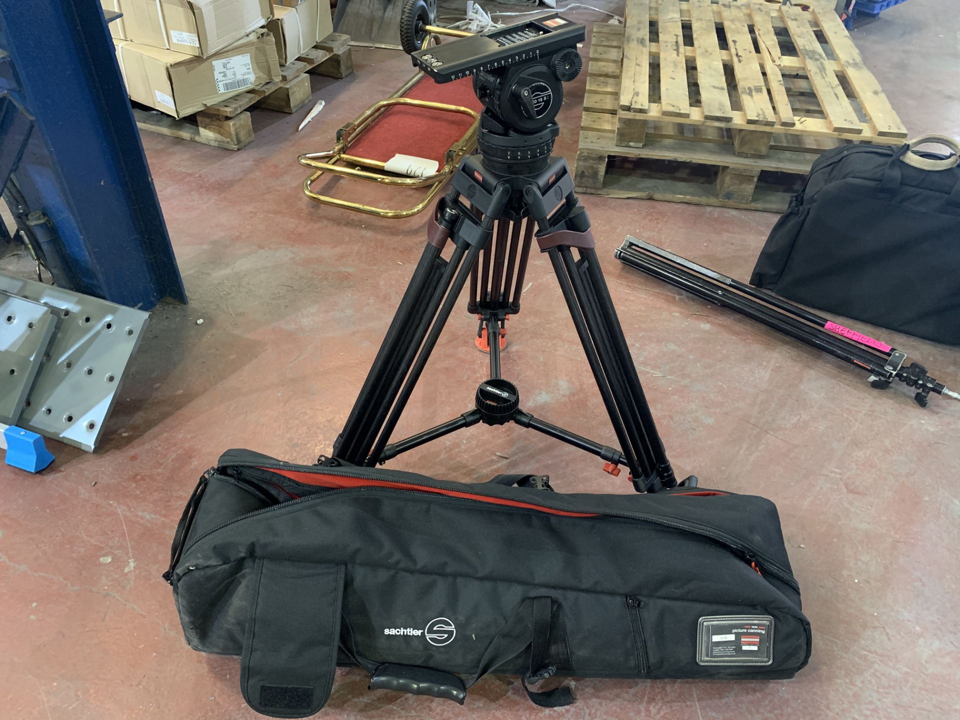 SACHTLER VIDEO 18 S2 TRIPOD WITH RUBBER FEET