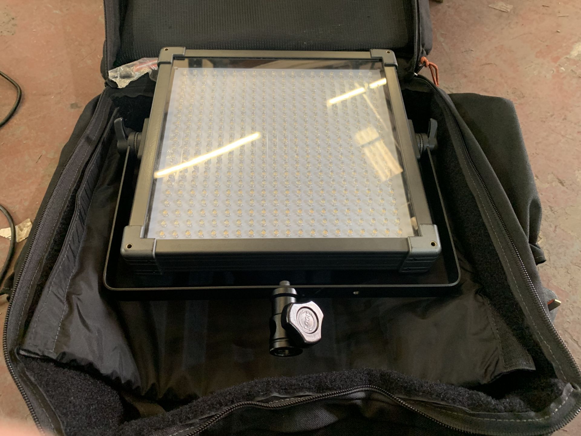 F&V K4000S BI-COLOR 60 LED PANEL LIGHT WITH LEADS AND CARRY CASE