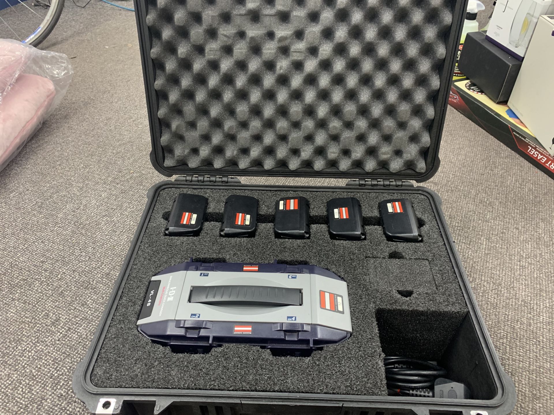 IDX VL-4S SIMULTANEOUS 4 CHANNEL QUICK CHARGER WITH 5 BATTERIES AND CARRY CASE