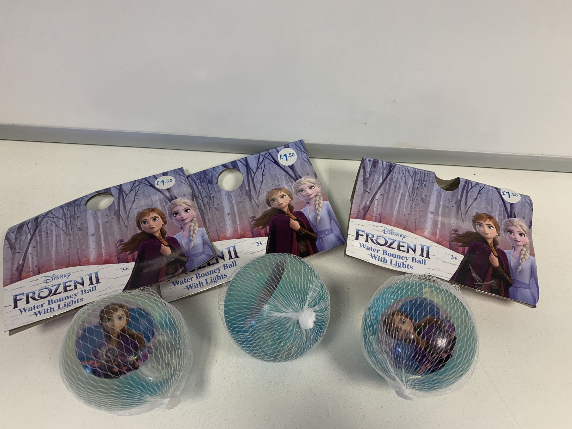 48 X BRAND NEW FROZEN 2 LIGHT UPN BOUNCY BALLS IN NETS