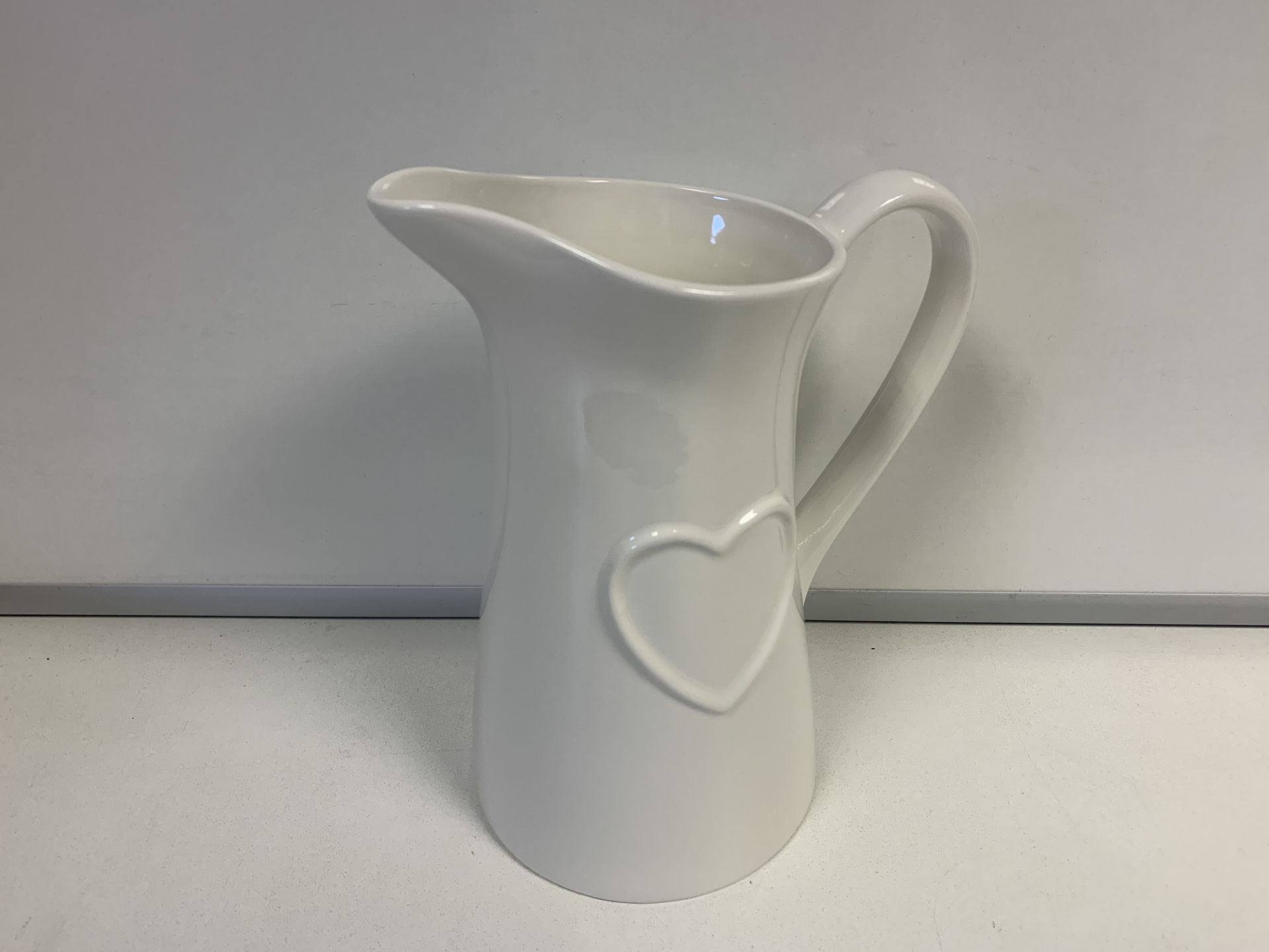 (NO VAT) 16 X BRAND NEW LARGE CERAMIC HEART JUGS