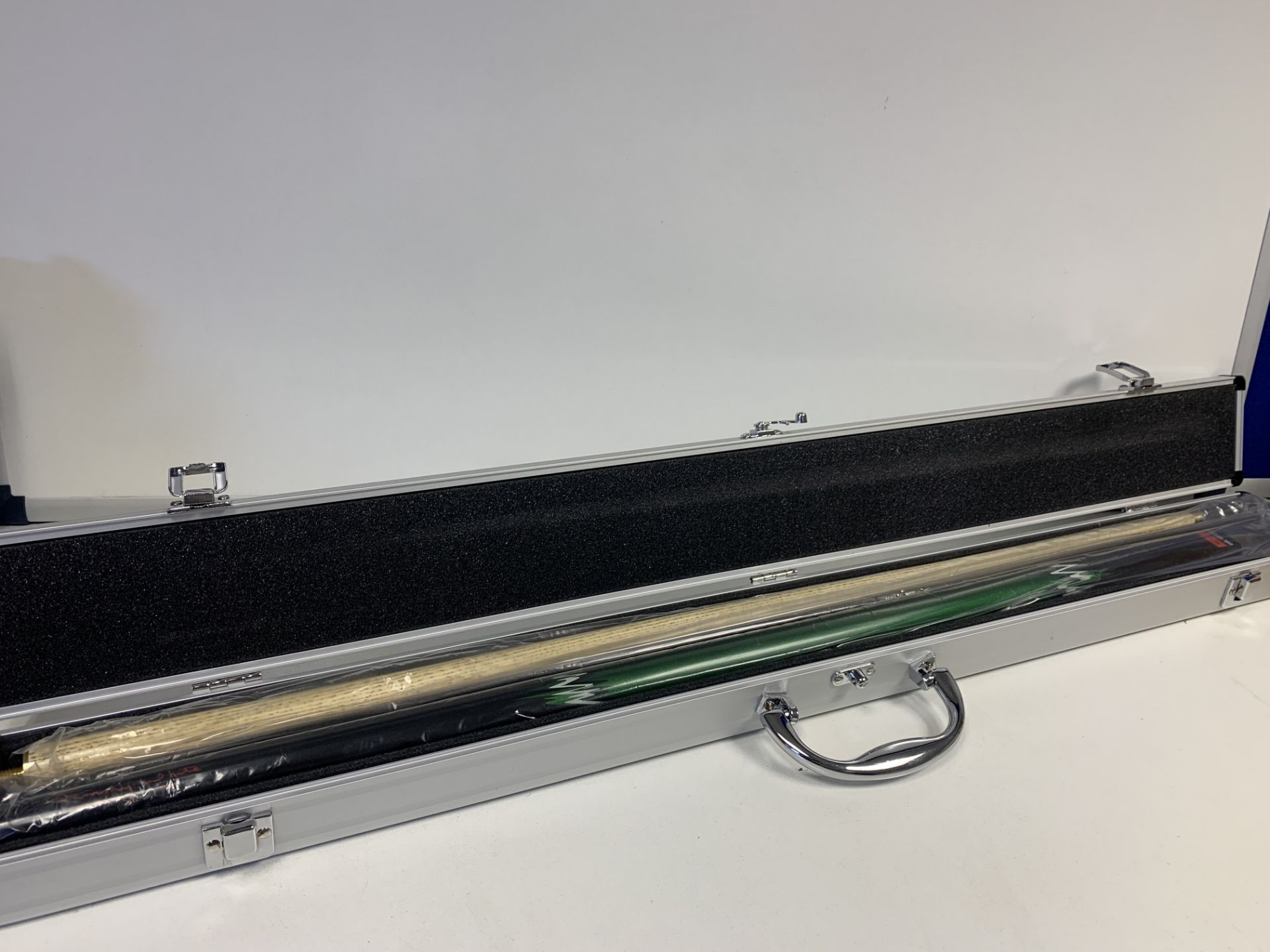 9 X SNOOKER CUES IN CARRY CASE