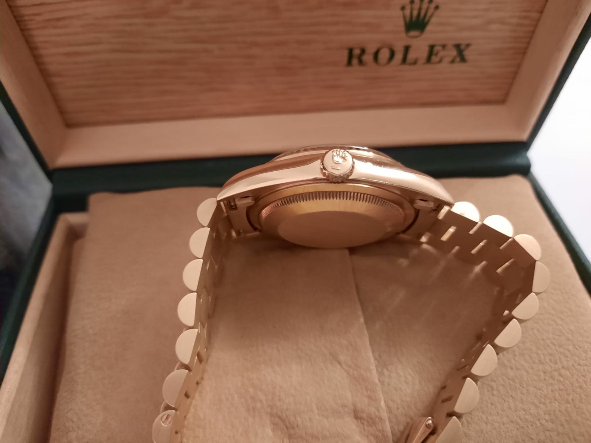 GENTS 18ct GOLD ROLEX OYSTER PERPETUAL DAY DATE WRIST WATCH WITH BOX AND PAPER WORK - Image 4 of 5