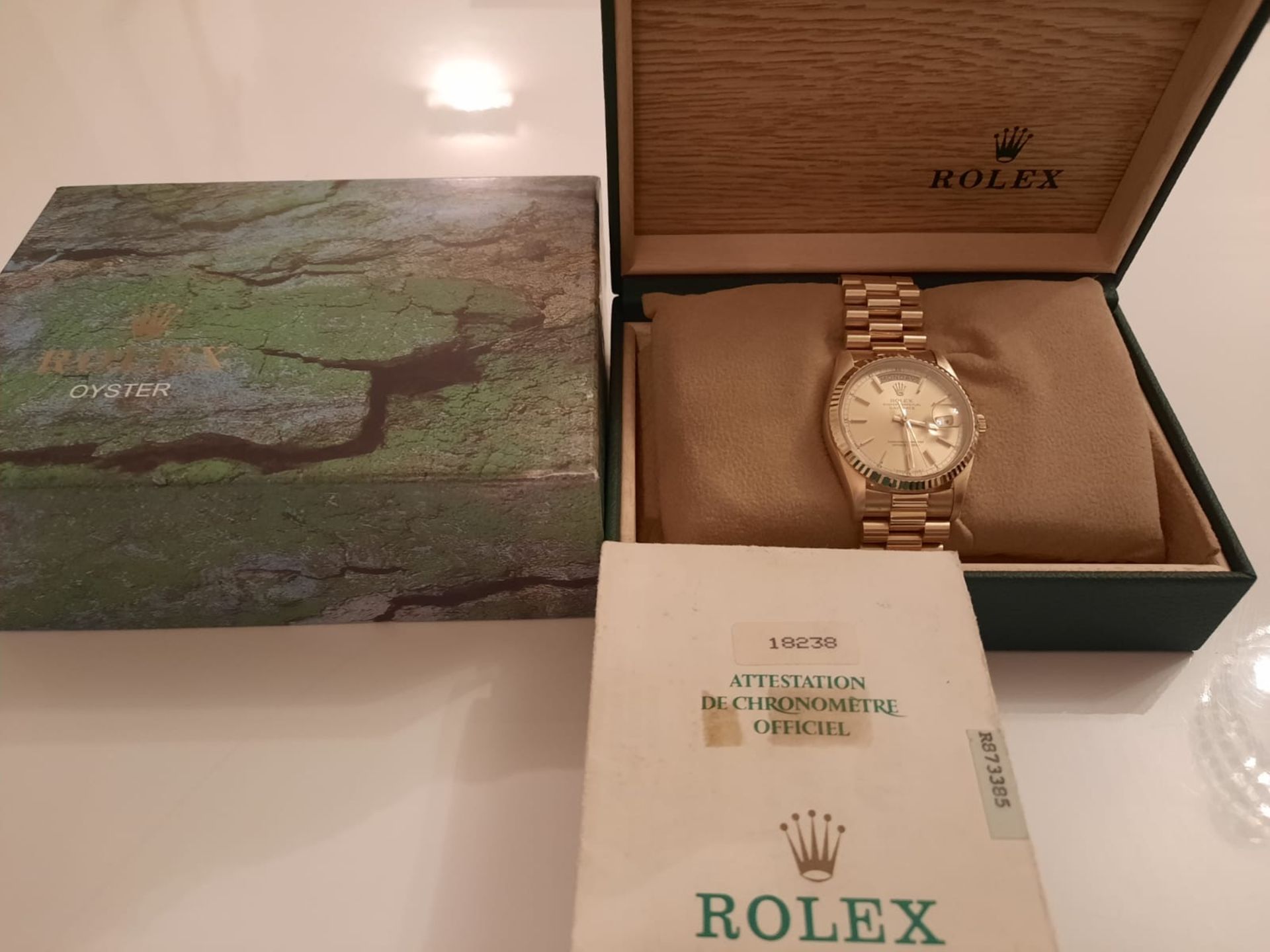 GENTS 18ct GOLD ROLEX OYSTER PERPETUAL DAY DATE WRIST WATCH WITH BOX AND PAPER WORK