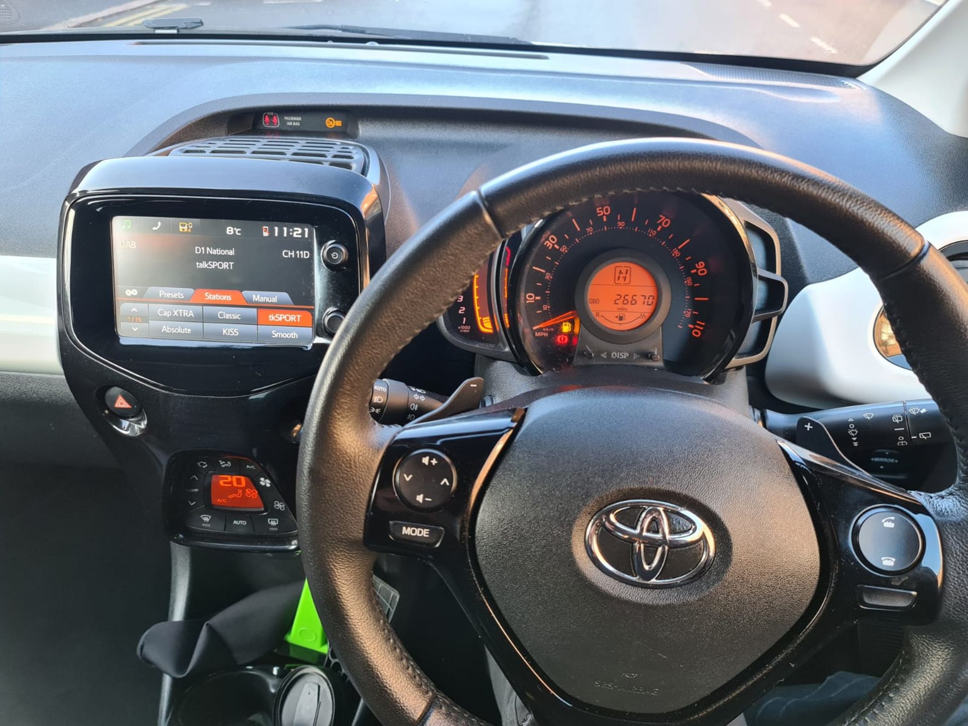 MT17 FOF TOYOTA AYGO. First registered 31 May 2017. 26,676 miles - Image 4 of 6