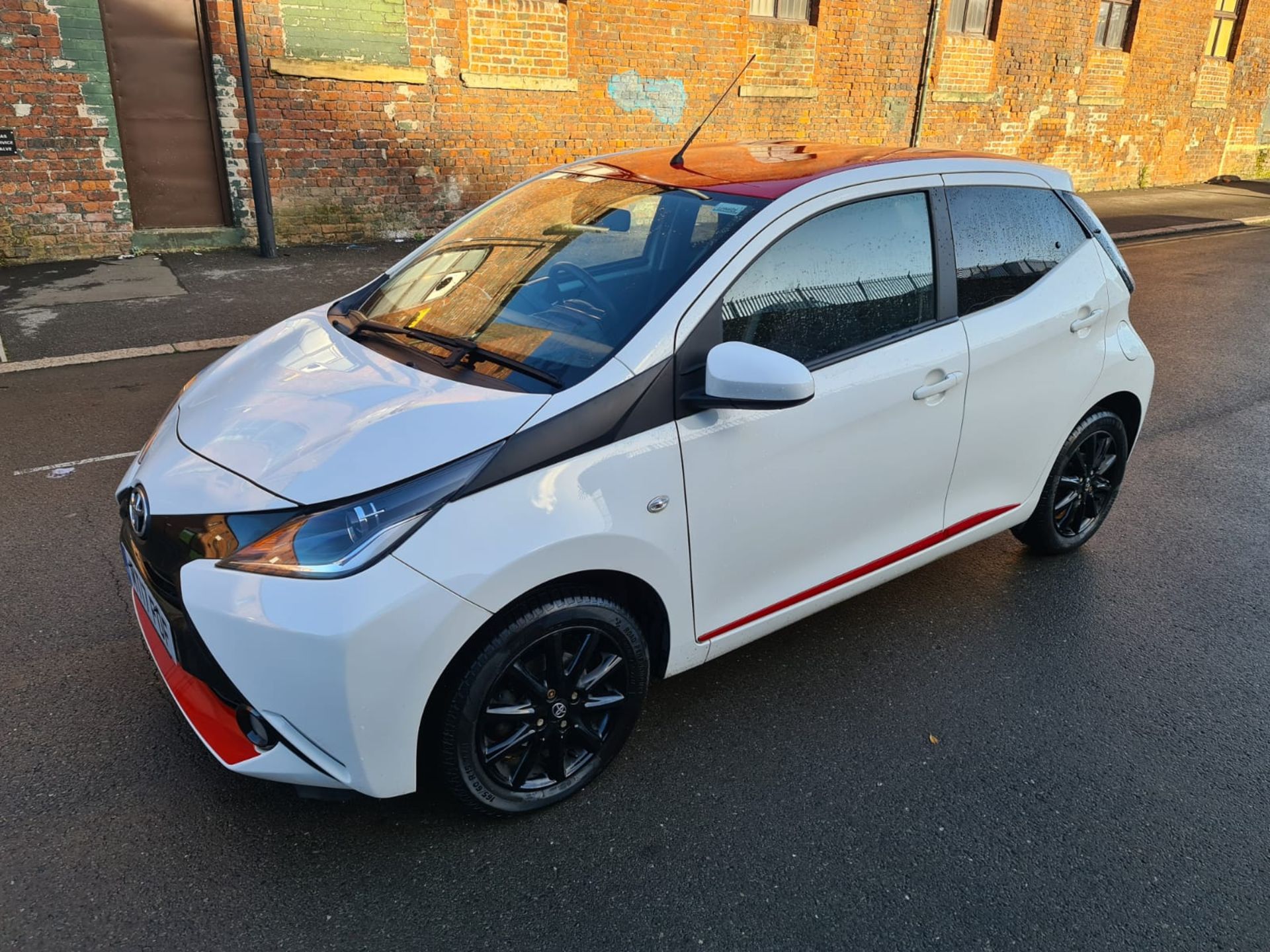 MT17 FOF TOYOTA AYGO. First registered 31 May 2017. 26,676 miles - Image 6 of 6