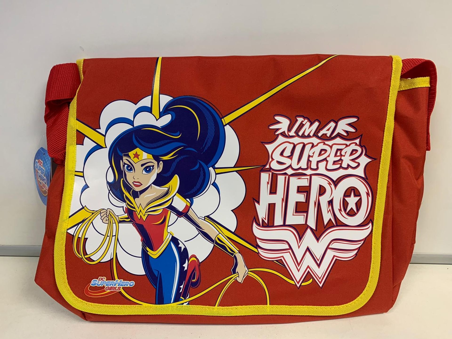 (NO VAT) 24 X BRAND NEW DC SUPERHERO GIRLS MESSENGER BAGS IN 2 BOXES