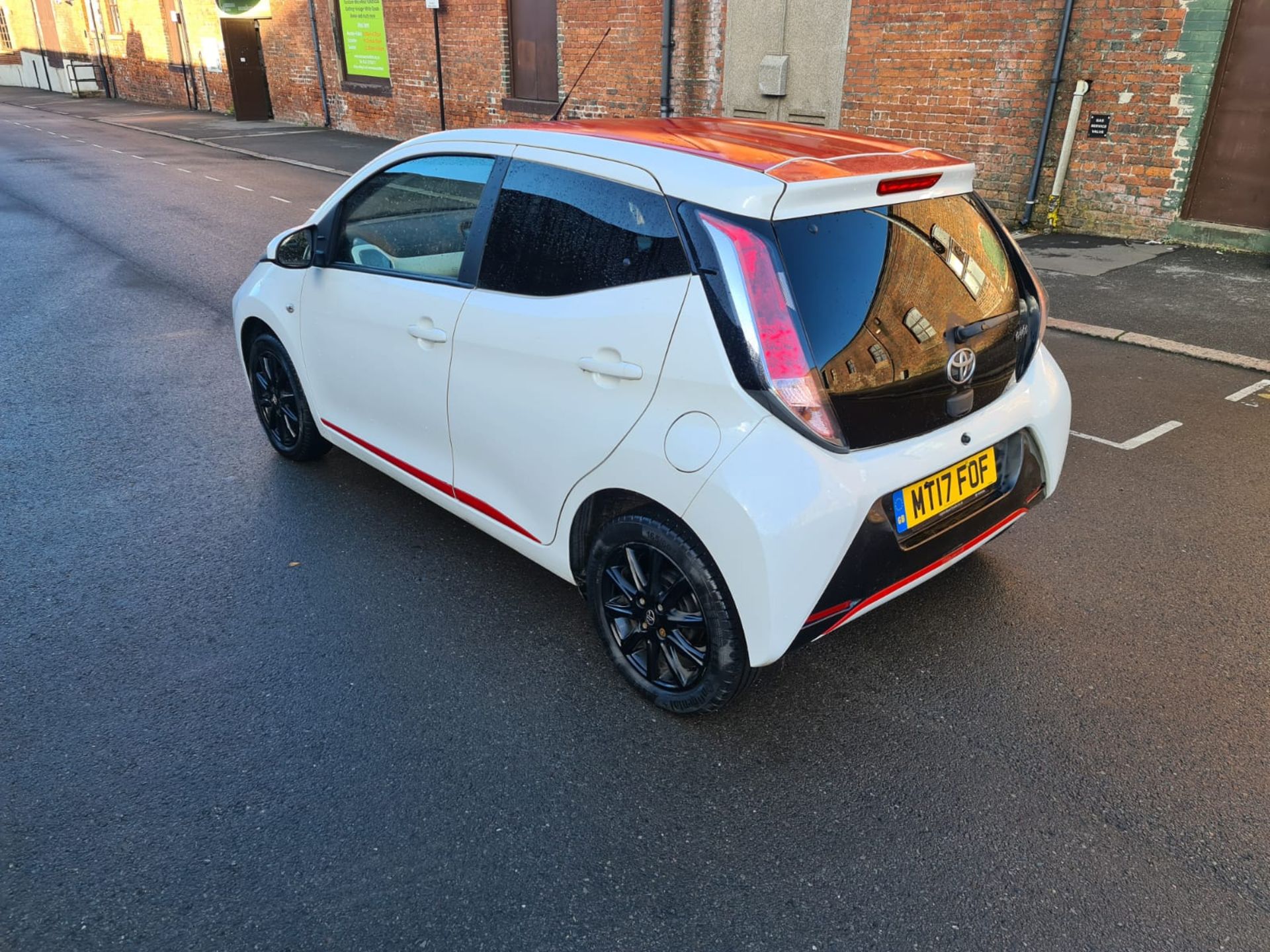 MT17 FOF TOYOTA AYGO. First registered 31 May 2017. 26,676 miles - Image 5 of 6