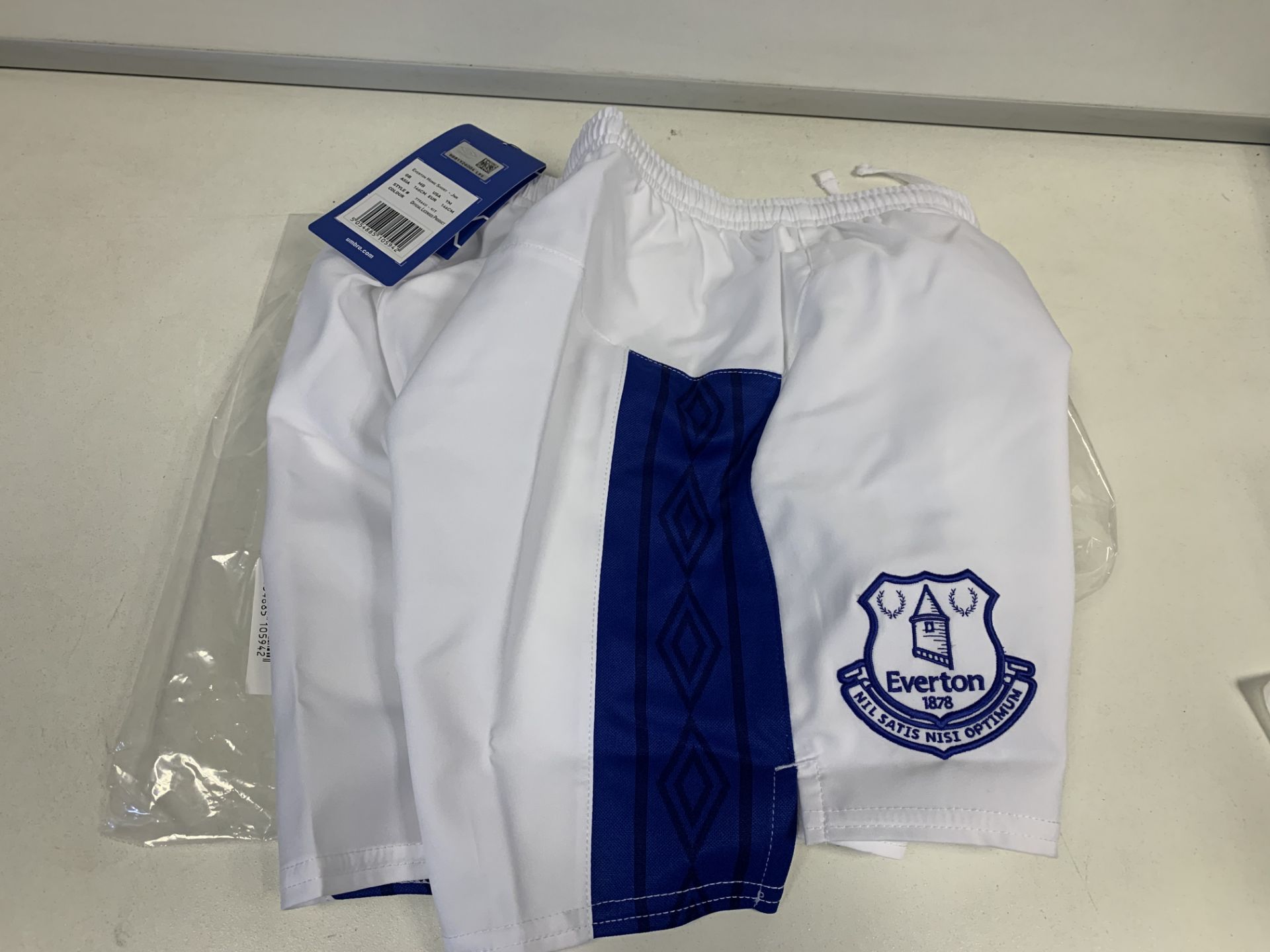 50 X BRAND NEW OFFICIAL EVERTON WHITE AND BLUE CHILDRENS SHORTS