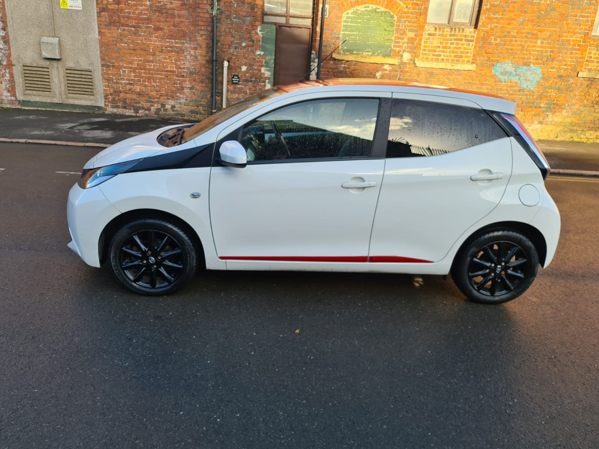 MT17 FOF TOYOTA AYGO. First registered 31 May 2017. 26,676 miles - Image 2 of 6