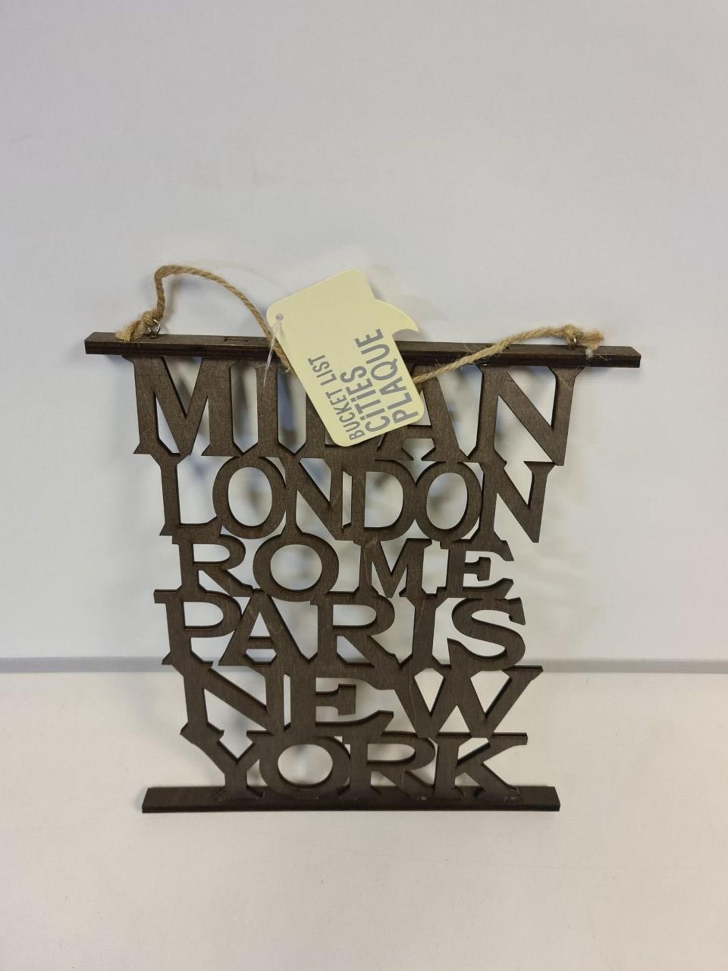 (A109) PALLET TO CONTAIN 288 x NEW DIE CUT 'CITIES' PLAQUE