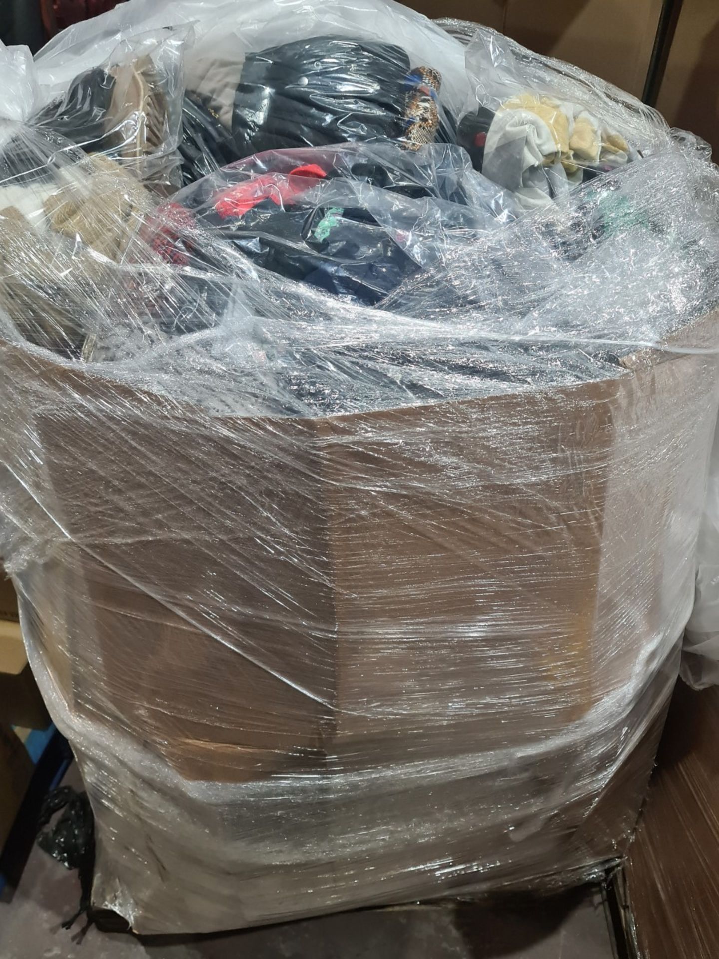 (A122) LARGE PALLET OF CUSTOMER RETURNED CLOTHING & FOOTWEAR. NOTE: CONTAINS USED ITEMS, MAY REQUIRE