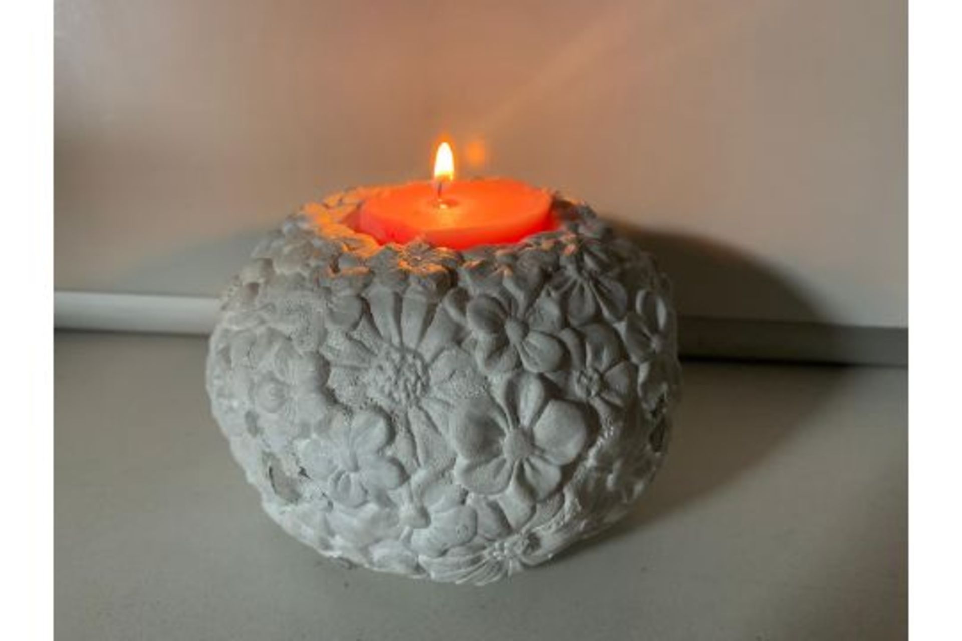 480 x WHITE FLORAL TEALIGHT HOLDERS. CUSTOMER RETURNS