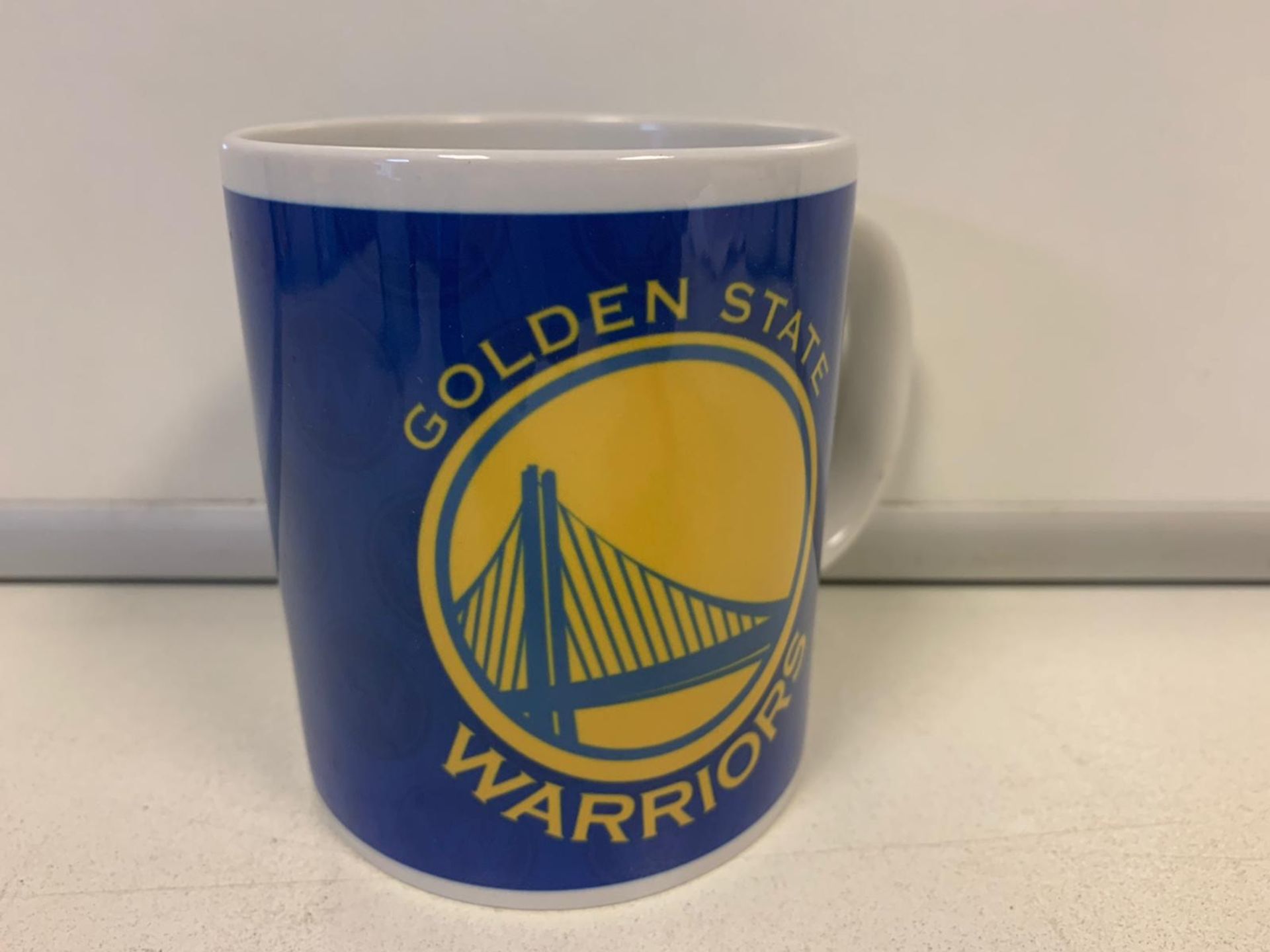 36 X BRAND NEW OFFICIAL GOLDEN STATE WARRIORS 11OZ TEAM LOGO MUGS