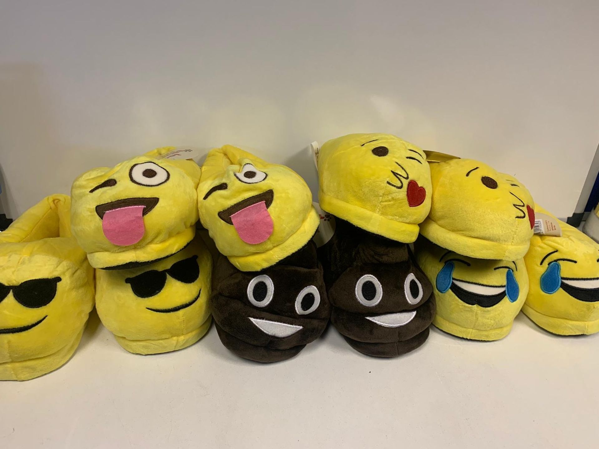 12 X BRAND NEW BOXED EMOJI SLIPPERS IN VARIOUS STYLES
