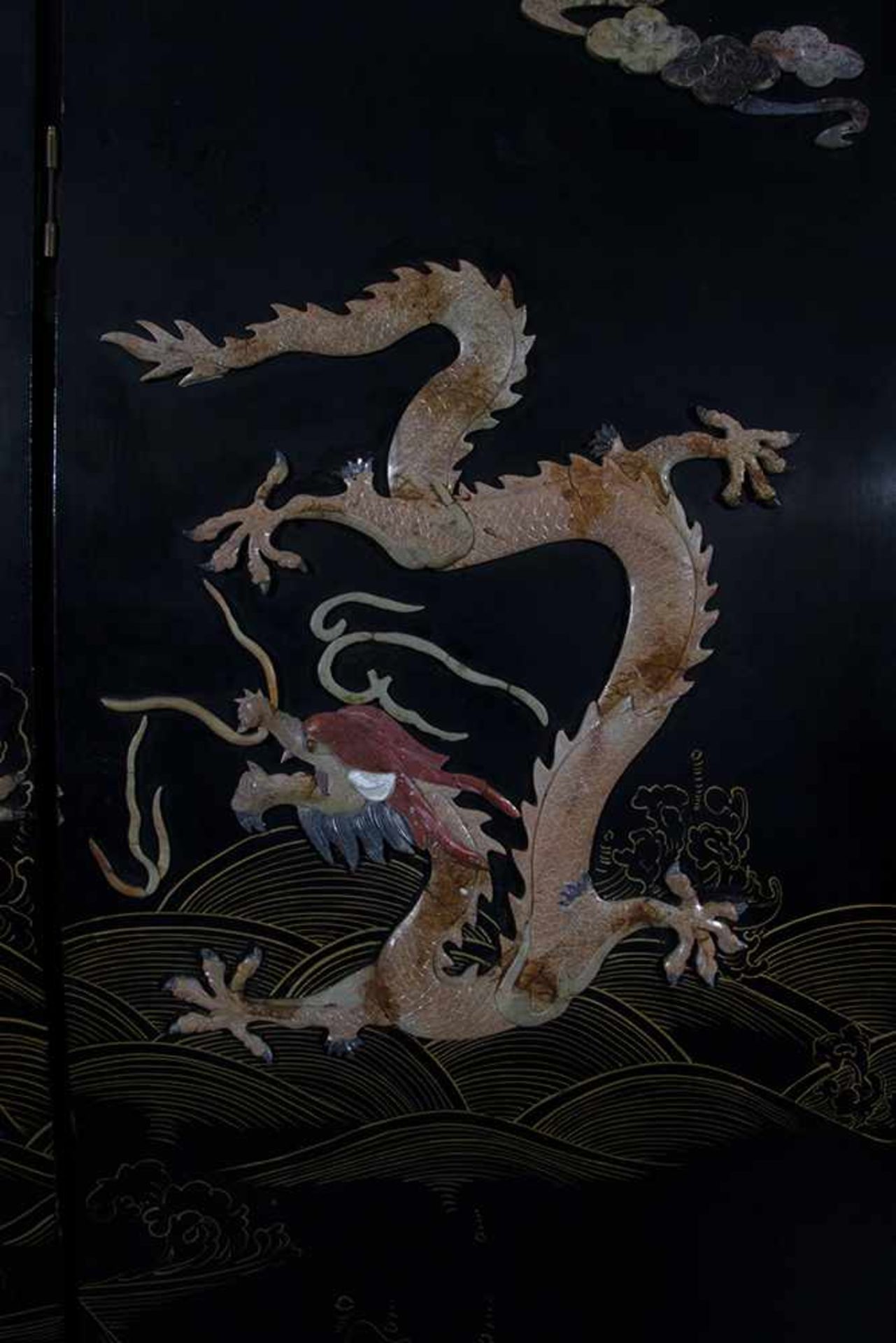 Biombo de nueve hojas en madera lacada y pintada con decoración de dragones en piedras duras. Chin - Bild 5 aus 6